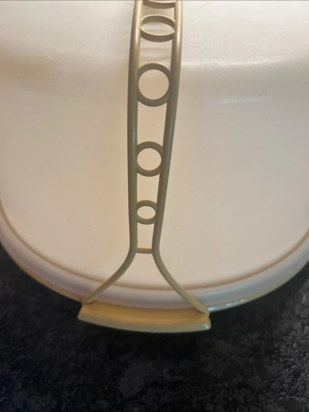 Jumbo Tupperware cake carrier with Handle. Excellent condition
